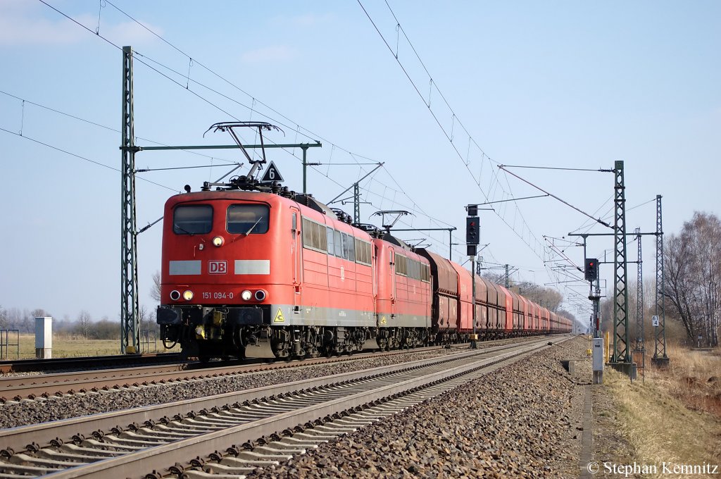 151 094-0 & 151 110-4 mit dem Erzbomber nach Hamburg in Friesack(Mark) in Richtung Neustadt(Dosse) unterwegs. 22.03.2011
