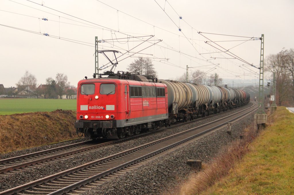 151 096-5 DB Schenker Rail bei Staffelstein am 10.01.2013.