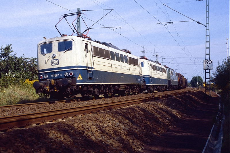 151 097-3 und zwei weitere Schwestermaschinen mit einem Gterzug zwischen Hamm und Unna. (ca. 1980)
