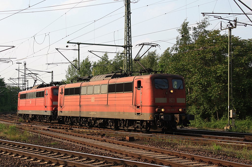 151 097-7 mit Schwesterlok in Lehrte, am 20.05.2011.