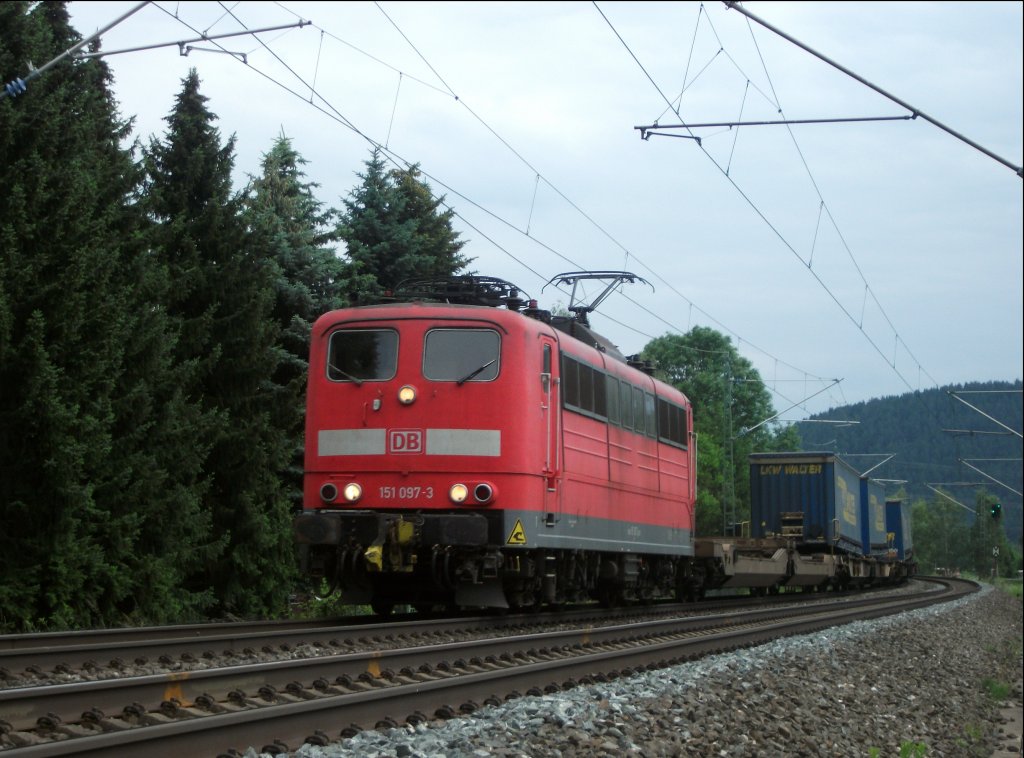 151 097 ist am 09.Juni 2011 mit dem LKW-Walter-KLV bei Halach Richtung Saalfeld(S) unterwegs.