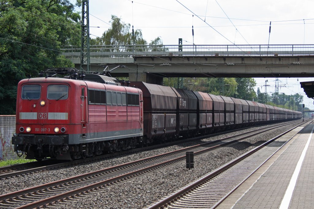 151 097 zieht am 6.8.10 einen Gterzug durch Dsseldorf-Angermund