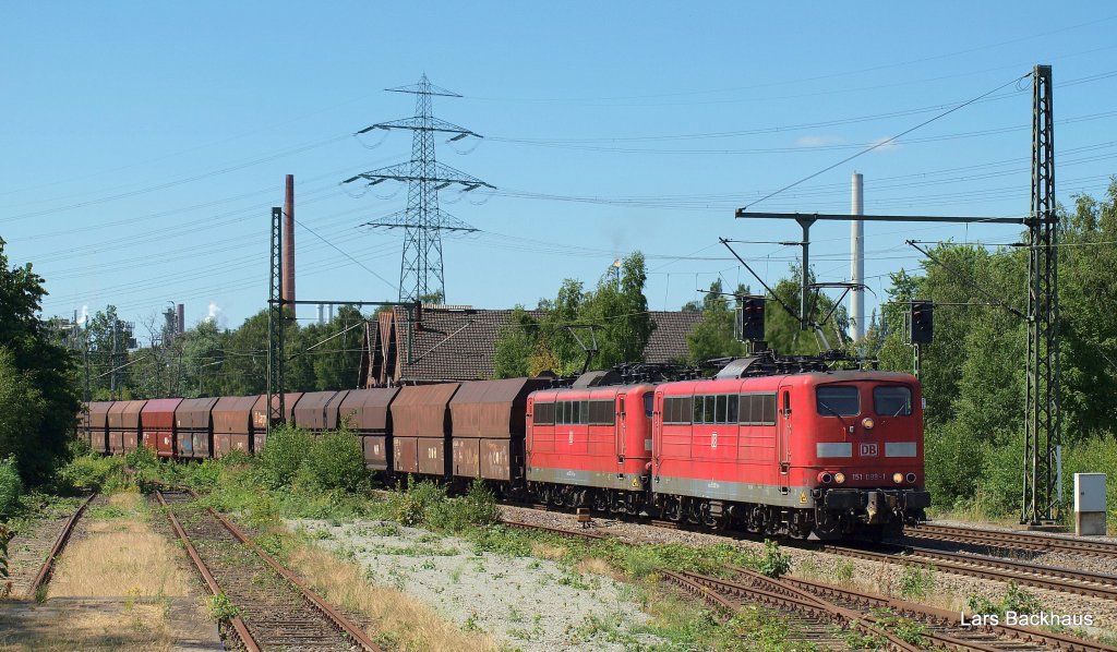 151 098-1 und 151 116-1 ziehen am 07.07.10 einen Kohlebomber aus Hamburg-Hansaport durch Hamburg-Unterelbe Richtung Hamburg-Harburg.