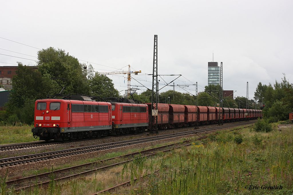 151 098 mit 151 113 am 10.08.2011 in Hamburg Unterelbe mit einem leeren Erzbomber aus Bedding.