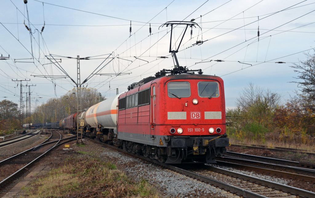 151 100 brachte am 10.11.12 einen gemischten G�terzug nach Leipzig. Hier durchf�hrt sie Leipzig-Thekla Richtung Engelsdorf.