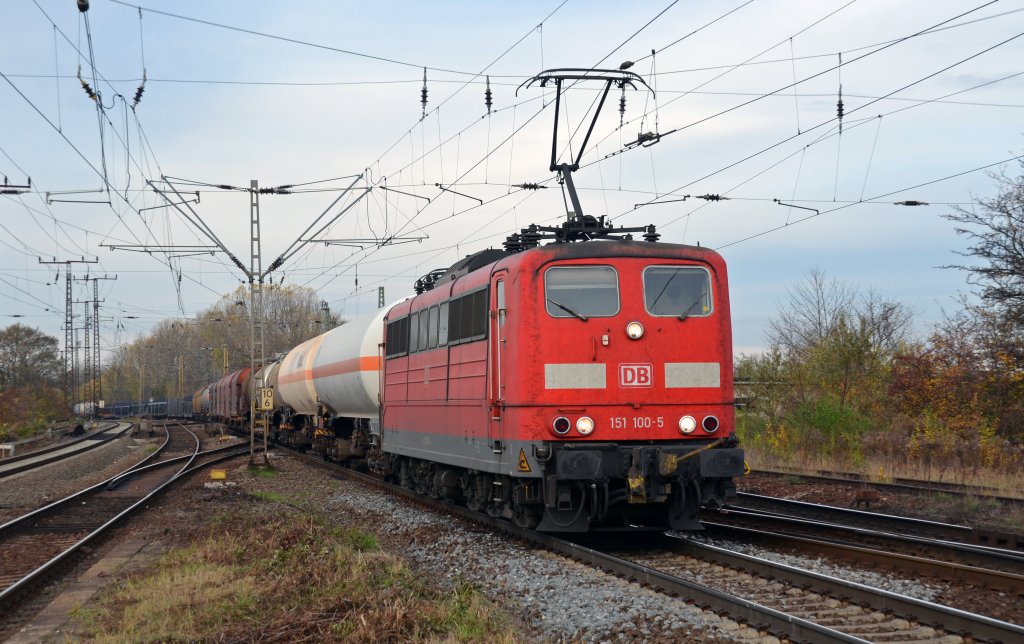 151 100 brachte am 10.11.12 einen gemischten Gterzug nach Leipzig. Hier durchfhrt sie Leipzig-Thekla Richtung Engelsdorf.