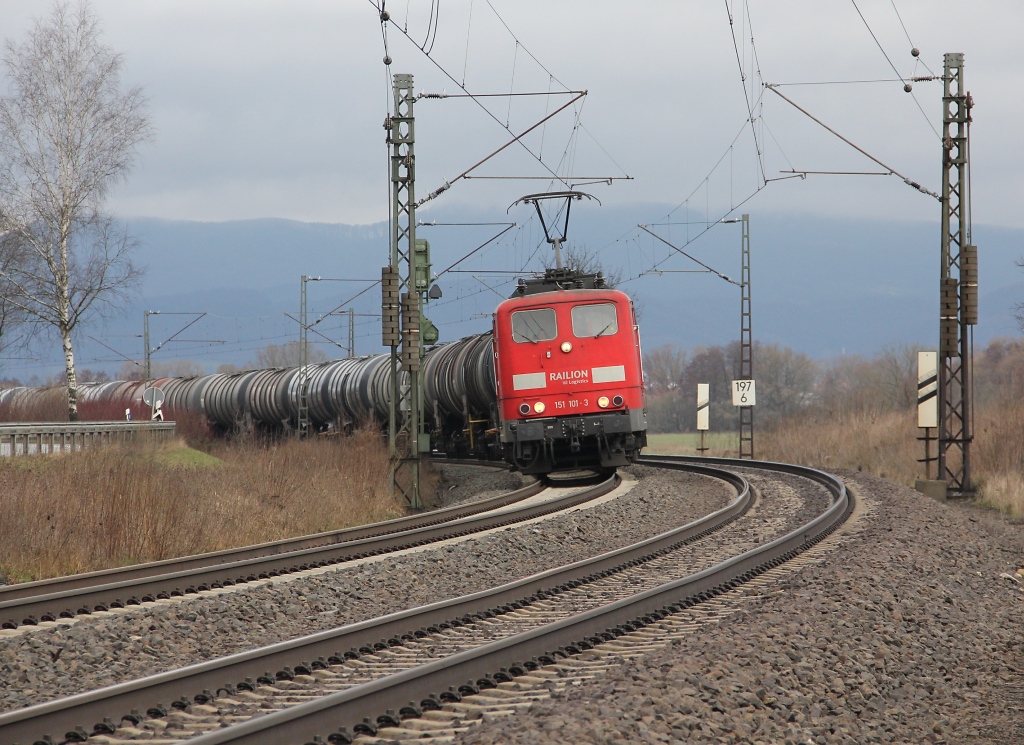 151 101-3 mit Kesselwagenzug in Fahrtrichtung Sden. Aufgenommen am 11.04.2013 kurz vor Wehretal-Reichensachsen.