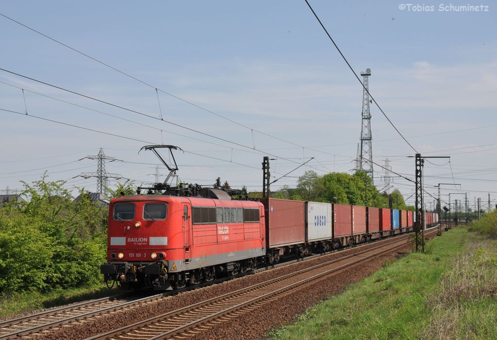 151 101 mit Containerzug am 30.04.2012 in Ahlten