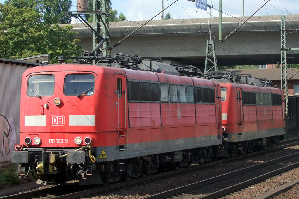 151 103-9 mit noch einer 151er in Hamburg-Harburg 4.9.2010 