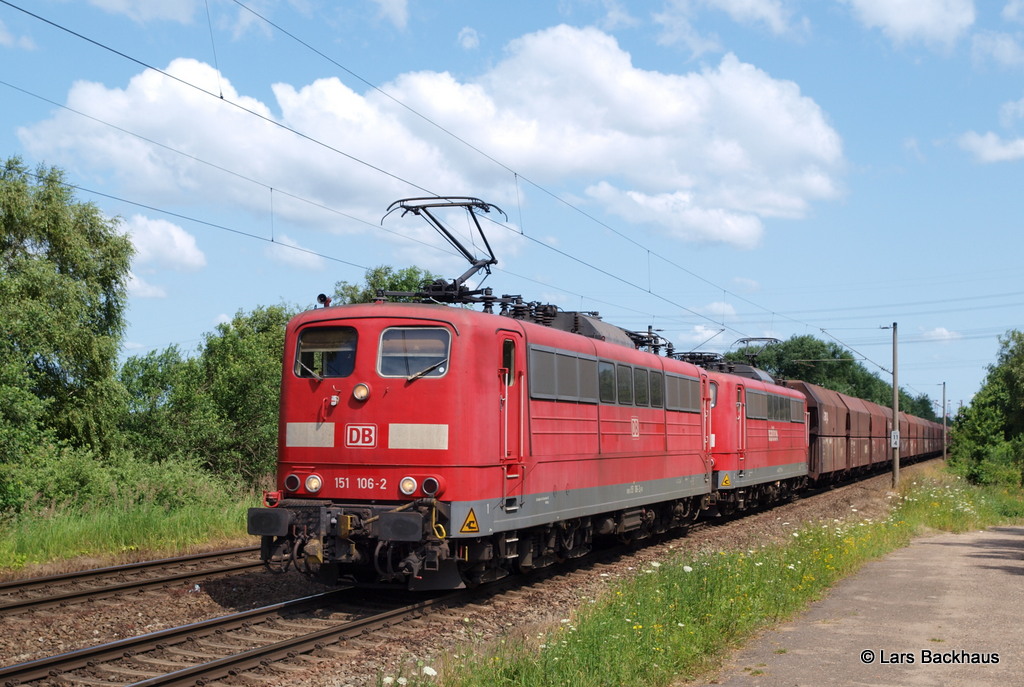151 106-2 und 151 119-5 bringen am 11.07.13 einen Kohlezug von Hansaport durch Hamburg-Moorburg Richtung S�den.