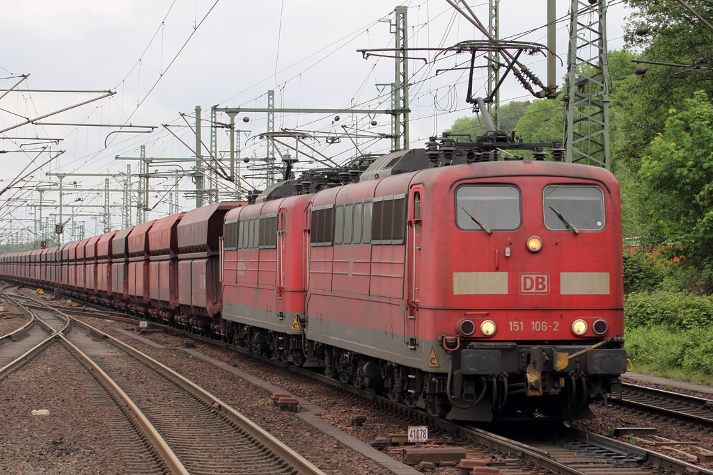 151 106-2 mit 151 119-5 in Hamburg-Harburg 27.5.2013