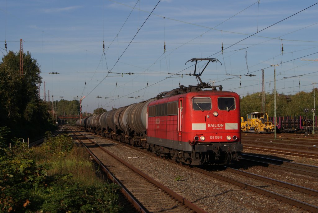 151 108-8 mit einem Kesselwagenzug in D�sseldorf-Rath am 29.09.2011