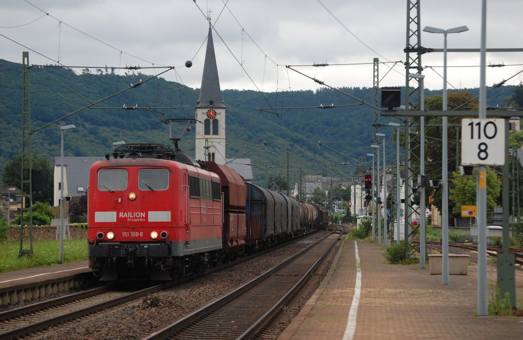 151 108-8 mit gem.Gterzug am 11.08.2010 durch Boppard Hbf gen Norden