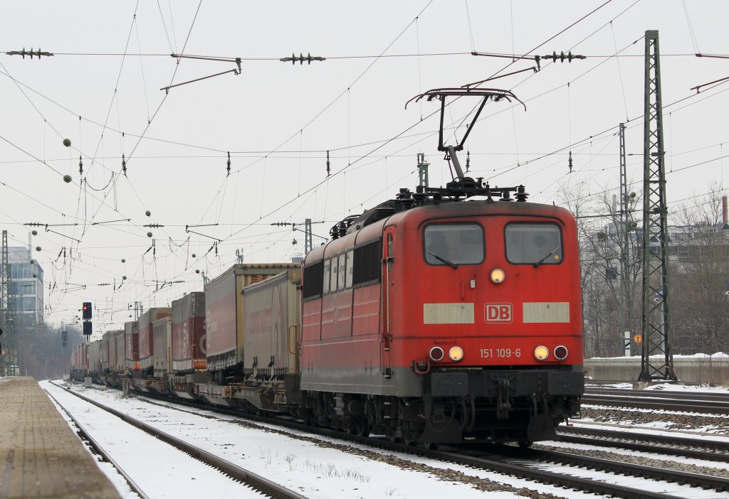 151 109-6 mit einem KLV bei der Durchfahrt am Heimeranplatz. Aufgenommen am 27. Mrz 2013.