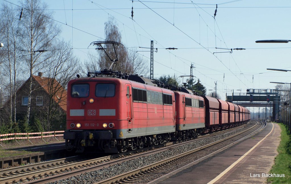 151 112-0 und ihre Schwestermaschine ziehen am 07.04.10 einen fetten Erzleerpark aus Salzgitter-Beddingen durch Ashasuen Richtung Hamburg-Hansaport.