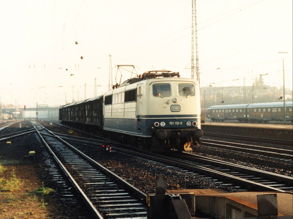 151 112-0 mit einem Gterzug auf Bahnhof Dren am 29-10-1993. Bild und scan: Date Jan de Vries.