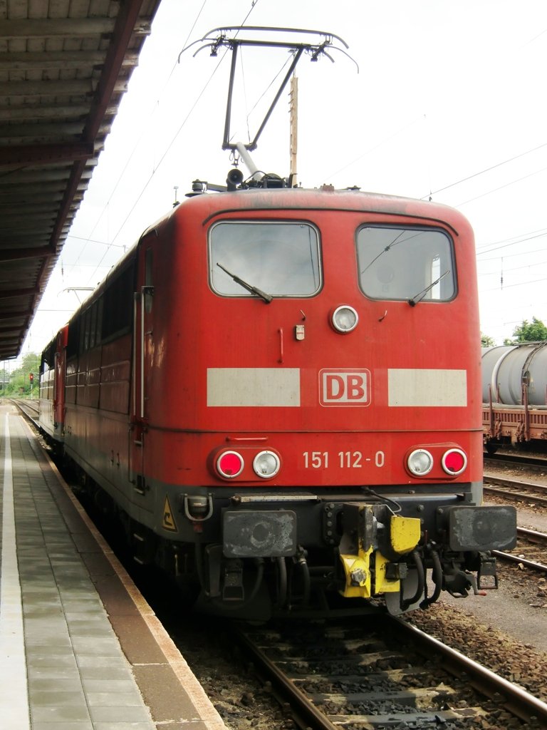 151 112-0 stand zusammen mit 151 096-6 am 25.5.10 im Bahnhof Guben.