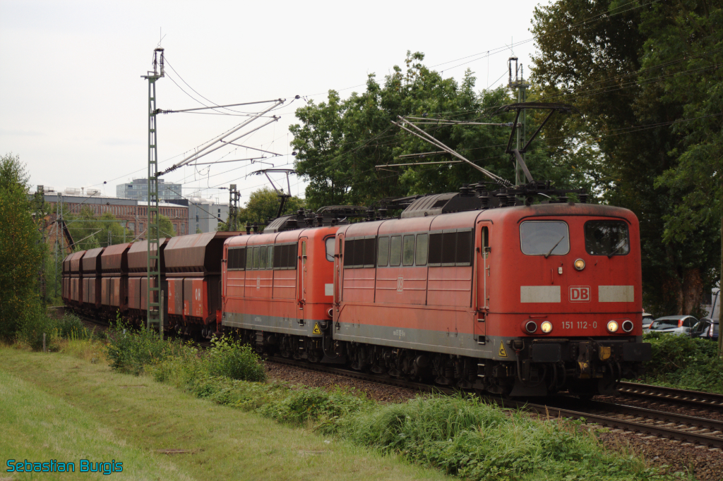 151 112-0 und eine weitere 151 ziehen einen Ganzzug aus Selbstentladewagen durch Hamburg-Unterelbe (30.08.2012)