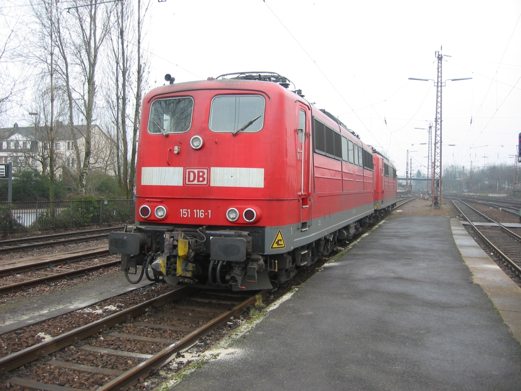 151 116-1 steht neben Dillingen (Saar) Hauptbahnhof.  8/2/2003 Foto.