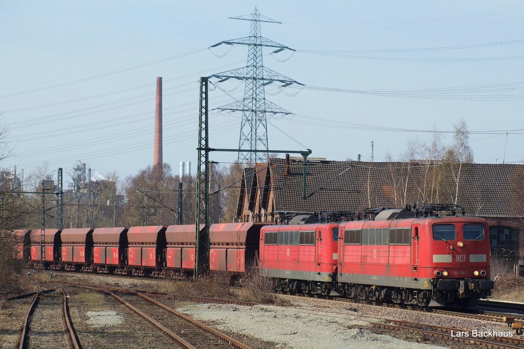 151 118-7 rollt am 07.04.10 mit einer Schwesterlok und einem Erzbomber nach Salzgitter-Beddingen am Haken durch Hamburg-Unterelbe. Interessanter Weise hat der Tf aus welchem Grund auch immer beide Loks abgebgelt.