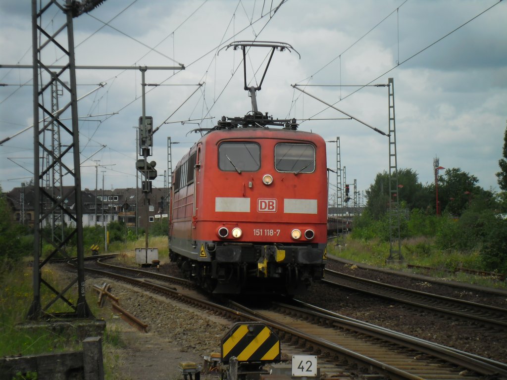 151 118, fhrt am 30.06.2011 am einen Bahnbergang in Lehrte durch.