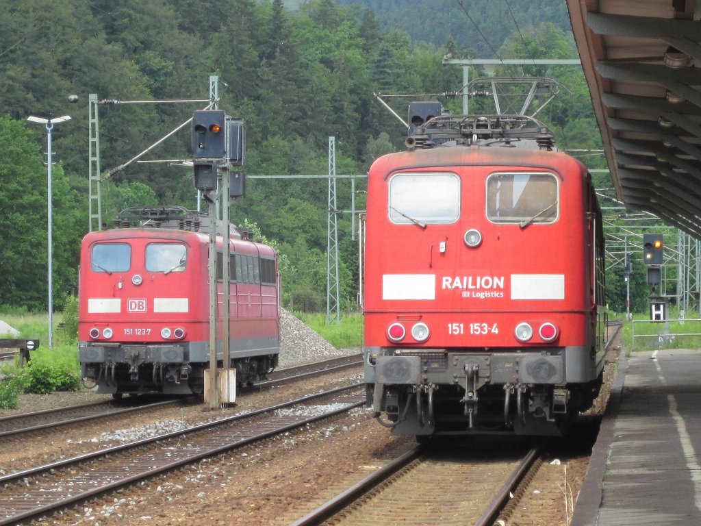 151 123 und 151 153 warten am 16.Juni 2011 auf weitere Schubdiensteinstze in Probstzella.