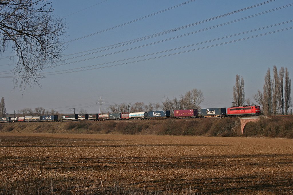 151 123-7 wird in Krze mit ihrem gemischten KV-Zug die Hochheimer Mainbrcke berqueren und Mainz-Bischofsheim erreichen. 04.03.11