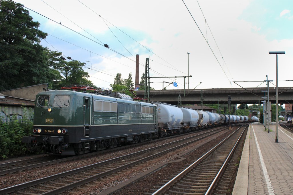 151 124-5 mit einem Kesselwagenzug am 31. Juli 2013 in HH-Harburg.