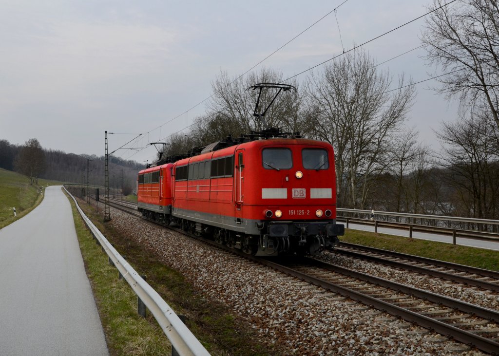 151 125 + 151 055 als Lz nach Passau am 24.03.2013 bei Hausbach.