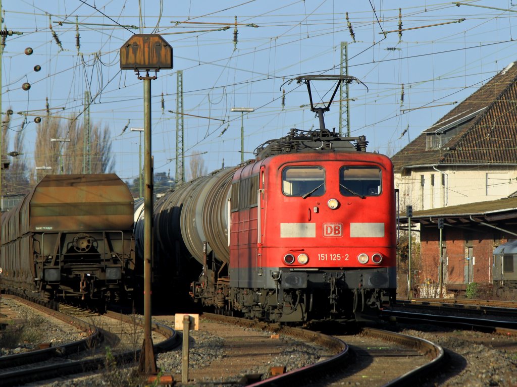 151 125-2 steht am 29.12.2011 mit einem Kesselzug am Haken abfahrbereit in Aachen West.