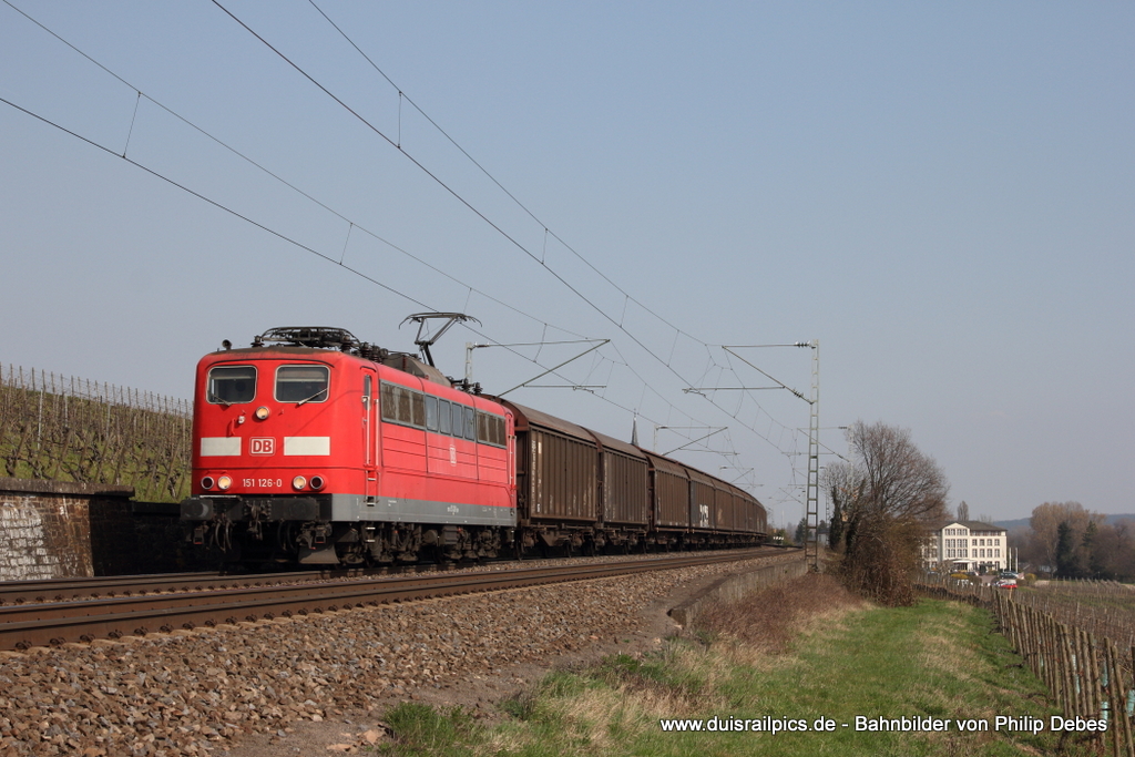 151 126-0 (DB) fhrt am 24. Mrz 2012 um 14:18 Uhr mit einem Gterzug durch Erbach (Rheingau)