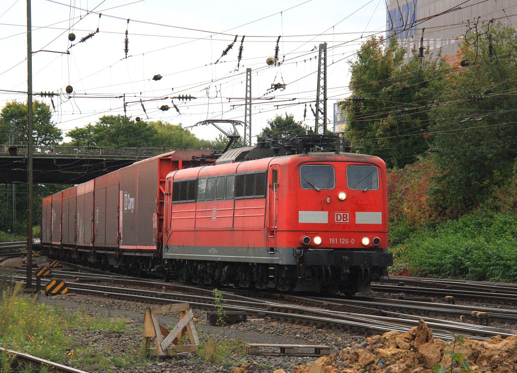 151 126-0 DB kommt aus Richtung Kln mit einem Opelzug aus  Rsselsheim nach Belgien und fhrt in Aachen-West ein bei Regenwetter am 3.10.2012.