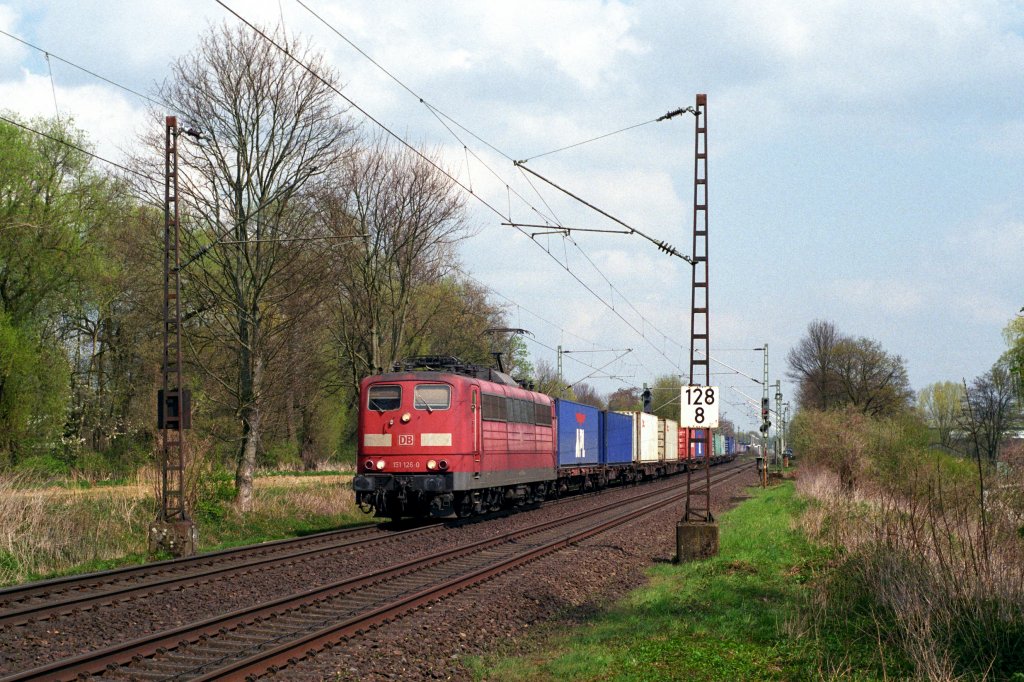 151 126-0 hat mit ihrem Containerzug gerade Dortmund - Kurl durchfahren. 14.04.2010 - 13:51Uhr