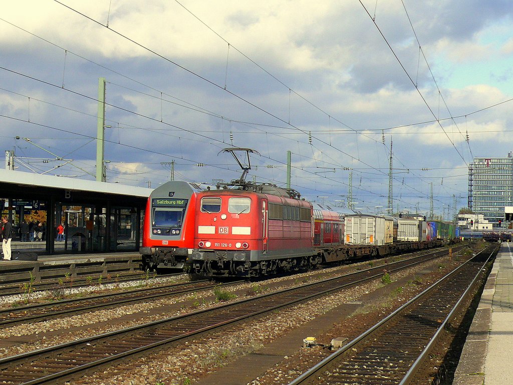 151 126-0 mit einem Containerzug bei der Durchfahrt in Mnchen-Ost, 3.11.2009