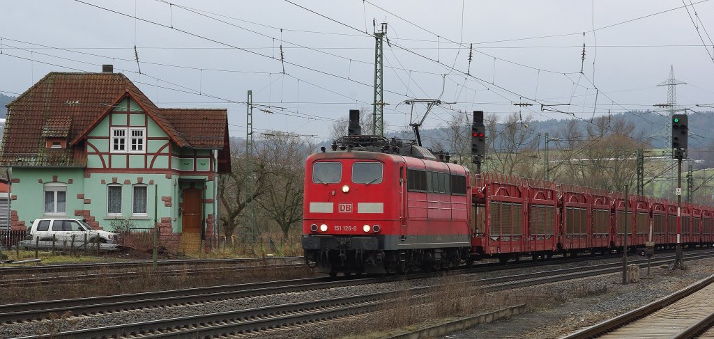 151 126-0 mit leerem Autotransport-Zug in Fahrtrichtung Norden. Aufgenommen am 12.01.2011 in Mecklar.