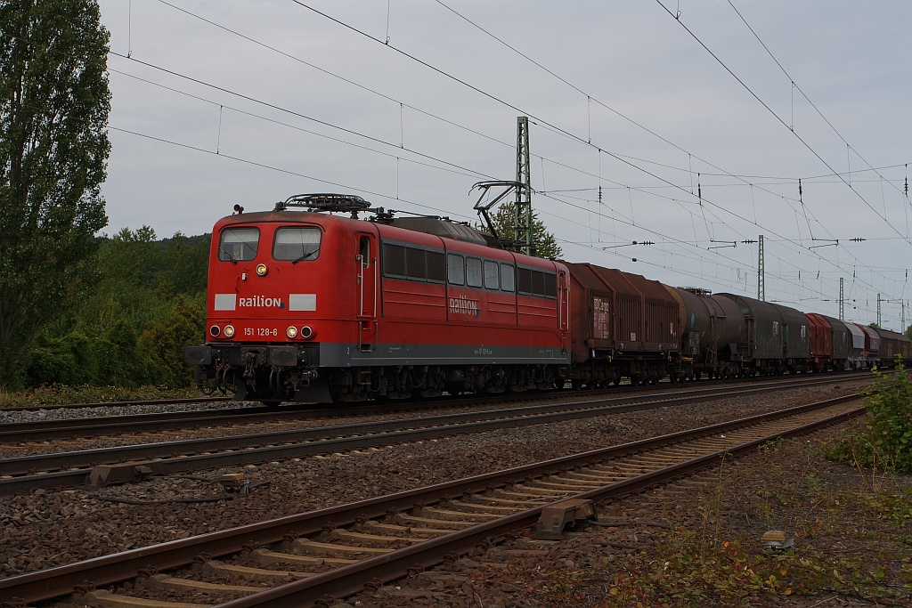 151 128-6 der DB Railion mit einem gemischten Gterzug, fhrt 11.08.2011 auf der rechten Rheinstrecke Richtung Sden, hier kurz vor  Unkel.
