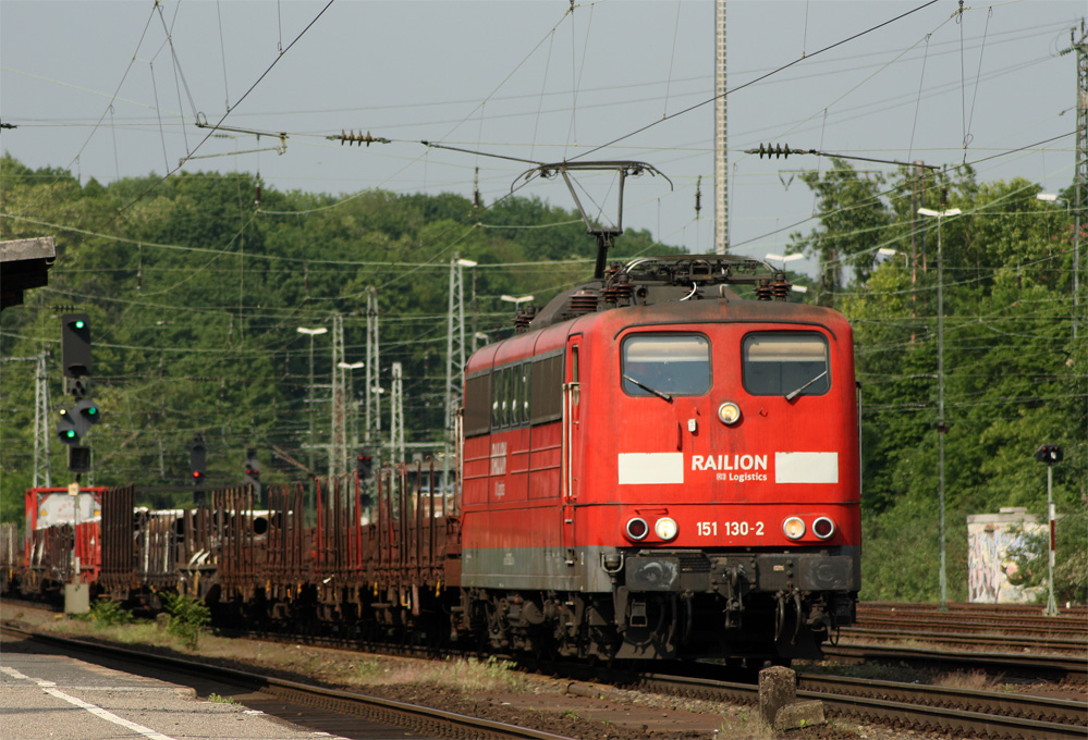 151 130-2 mit einem Gterzug Richtung Bonn bei der Durchfahrt in Kln-West, 30.4.11