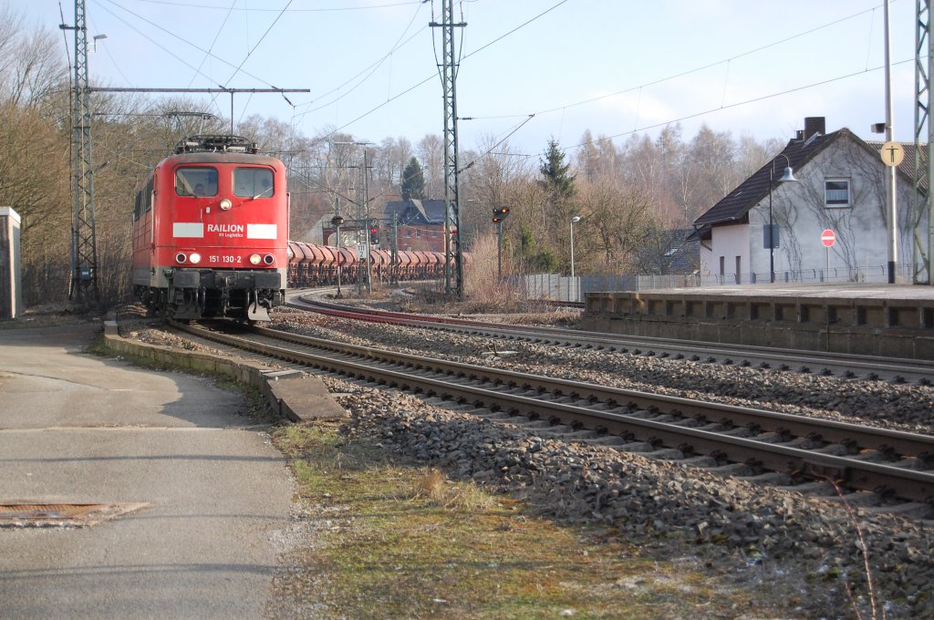 151 130-2 mit einem Schttgutwagen-Ganzzug, hier bei der Einfahrt in den Bahnhof Altenbeken, 28.11.2011.