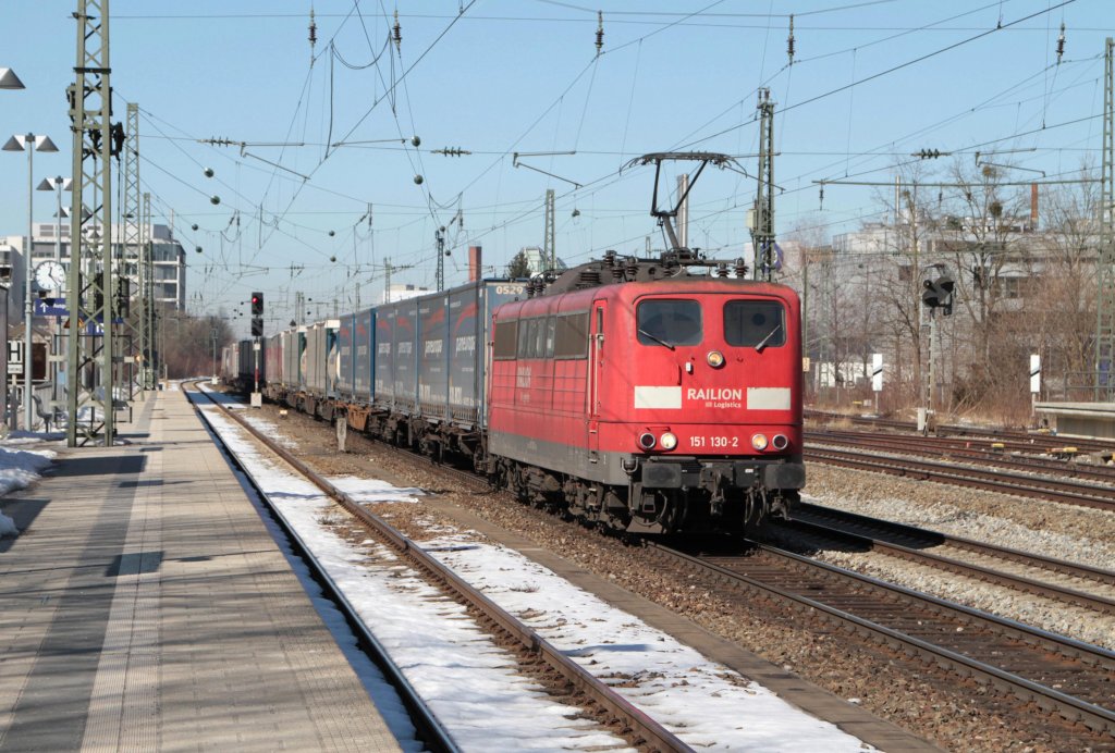 151 130-2 mit Gterzug bei der Durchfahrt Mnchen-Heimeranplatz, 05.03.2013