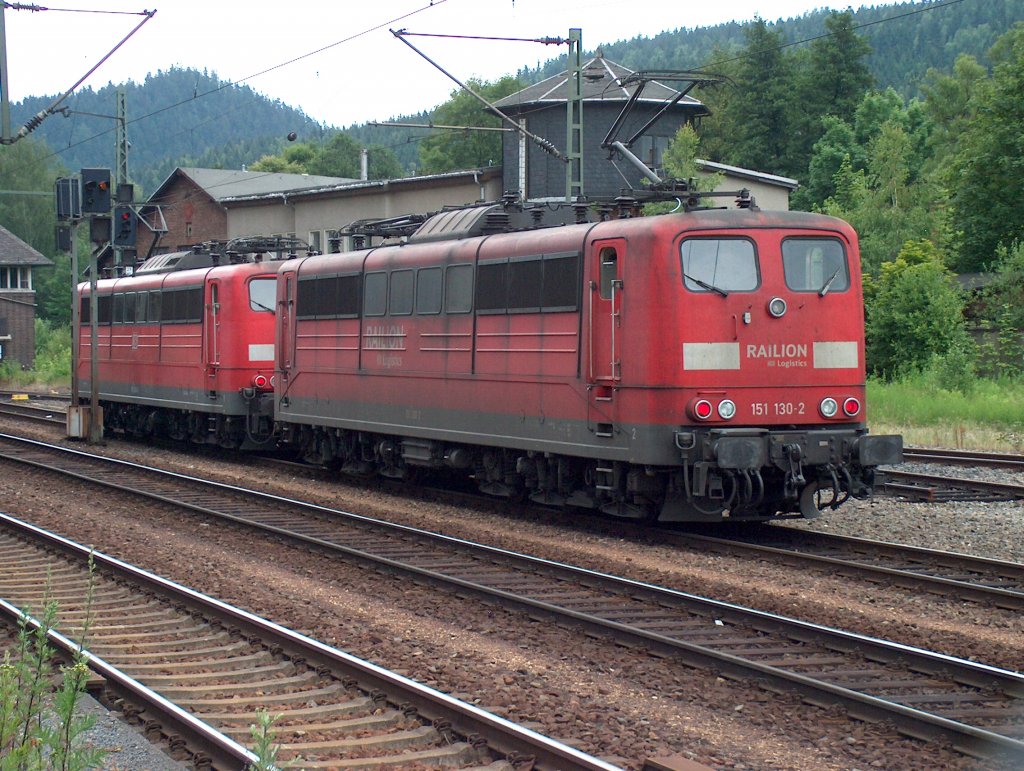 151 130-2 u. 151 064-3 warten in Probstzella auf ihren nchsten Einsatz am 18.06.2009