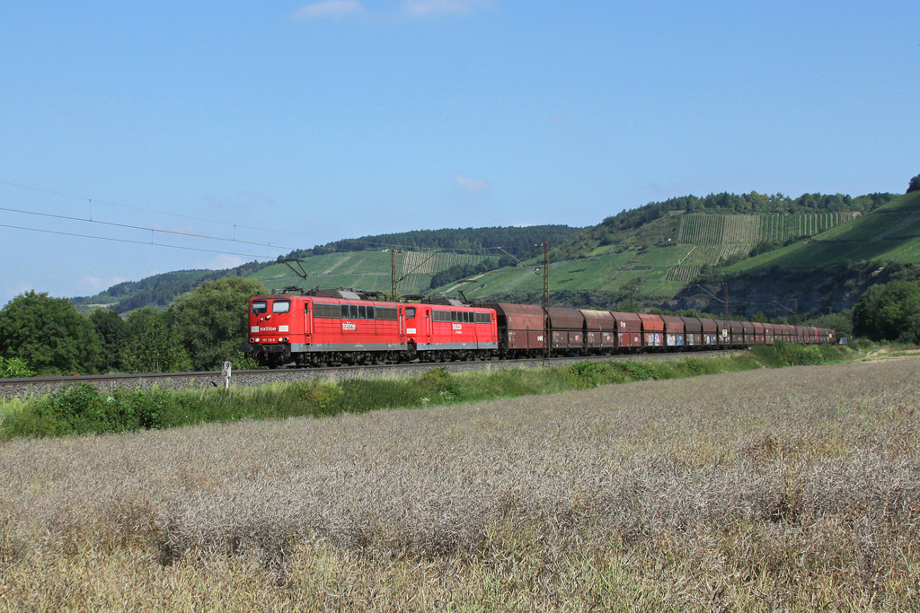 151 131 + 151 069 mit einem G�terzug am 02.08.2011 bei Himmelstadt im Maintal.