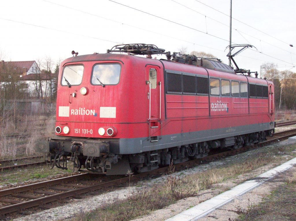 151 131-0 macht sich am 31.03.2010 zum Schiebedienst ber die Frankenwaldrampe in Pressig bereit.