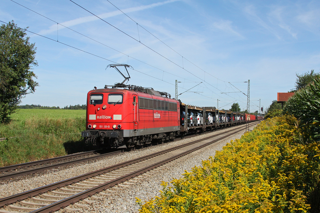 151 131 mit einem gemischten Gterzug am 14.08.2011 bei Hilperting.