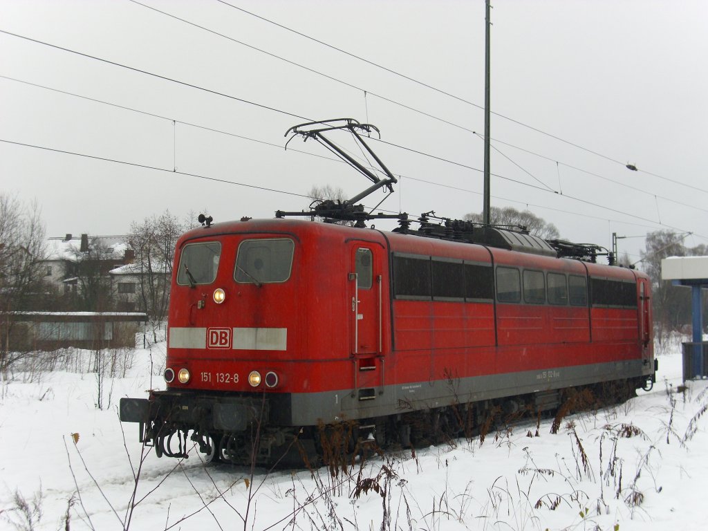 151 132-8 wartet am 12. Dezember 2010 im Bahnhof Pressig-Rothenkirchen auf weitere Schublokeins�tze �ber die Frankenwaldrampe.