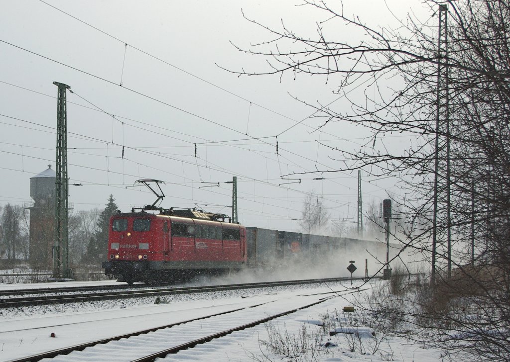 151 133-6 bahnt sich ihren Weg durch den Schnee in Fahrtrichtung Norden. Aufgenommen am 31.01.2010 in Eschwege West.