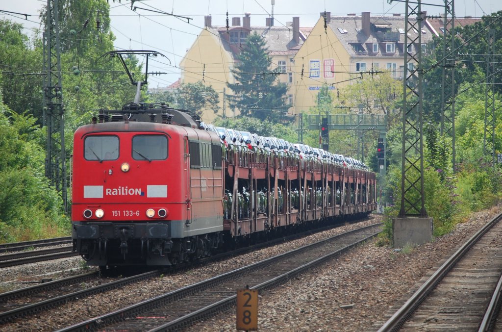 151 133-6 mit einem BMW-Ganzzug am 30.07.2010 durch Mnchen-Heimeranplatz