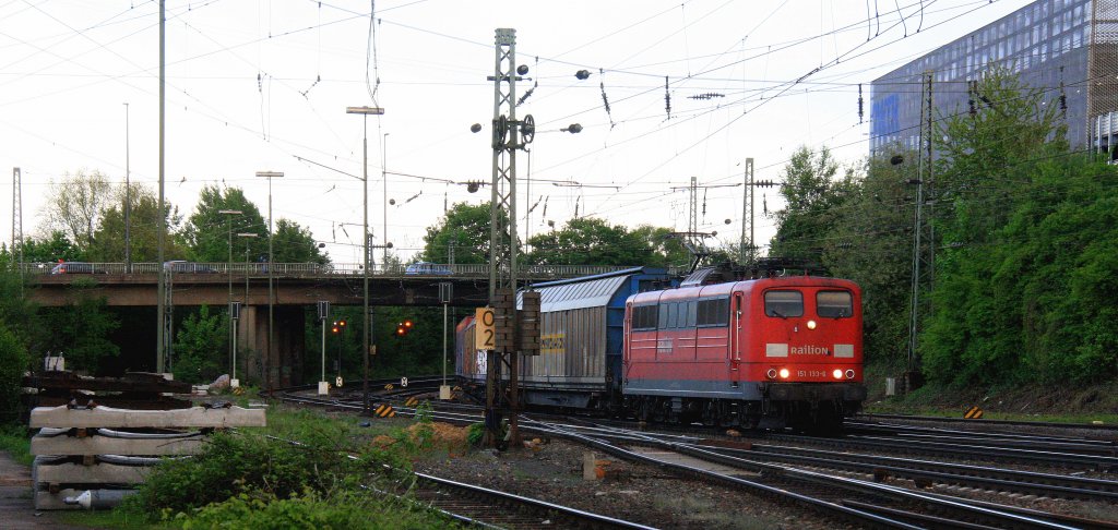 151 133-6 von Railion kommt aus Richtung Kln,Aachen-Hbf mit einem langen  Autologistikzug aus Heilbronn nach Ruisbroek(B) und fhrt in Aachen-West ein in der Abendstimmung am Abend des 15.5.2013.