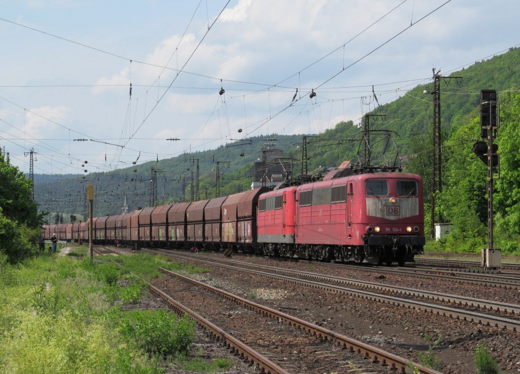 151 134 und 151 102 ziehen am 19. Mai 2012 einen Erzzug nach Linz aus Gem�nden (Main) heraus.