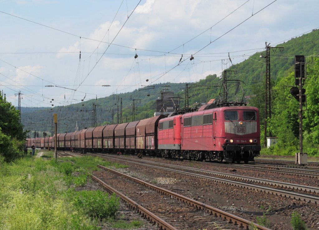 151 134 und 151 102 ziehen am 19. Mai 2012 einen Erzzug nach Linz aus Gemnden (Main) heraus.