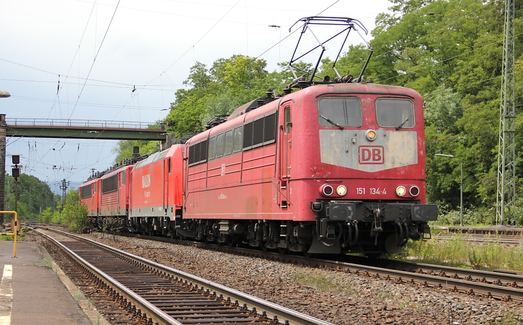 151 134-4 beim befrdern eines kleinen Lokzuges von Sd nach Nord. Aufgenommen am 23.06.2011 in Eichenberg.